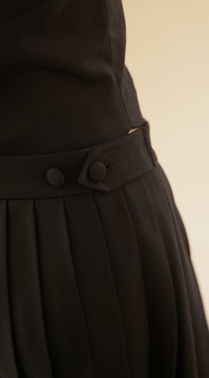 close up of the elisabeth skirt waist tabs adjustable with buttons